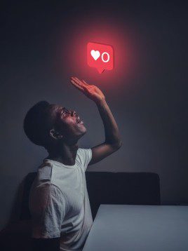 Mladi ljudi drustevene mreze i FoMO