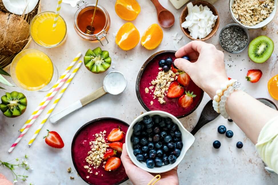 Osvježavajući smoothie od borovnice i naranče 1 preparing acai bowl flat lay style with tropical fruits grains28129