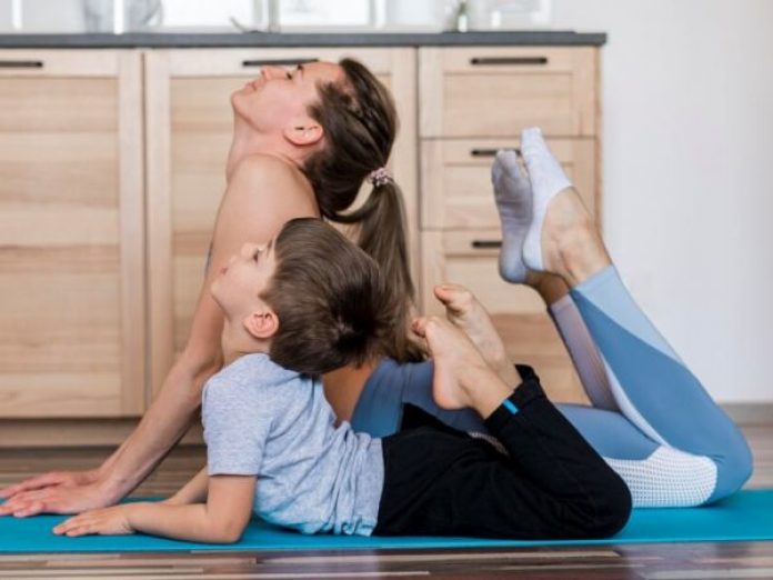 fit mother training with her son1 600 450 80 s c1